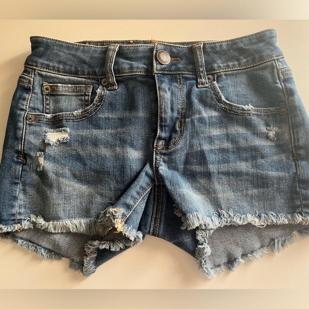 AMERICAN EAGLE Shortie Super Stretch X Shorts in Frayed Medium Wash